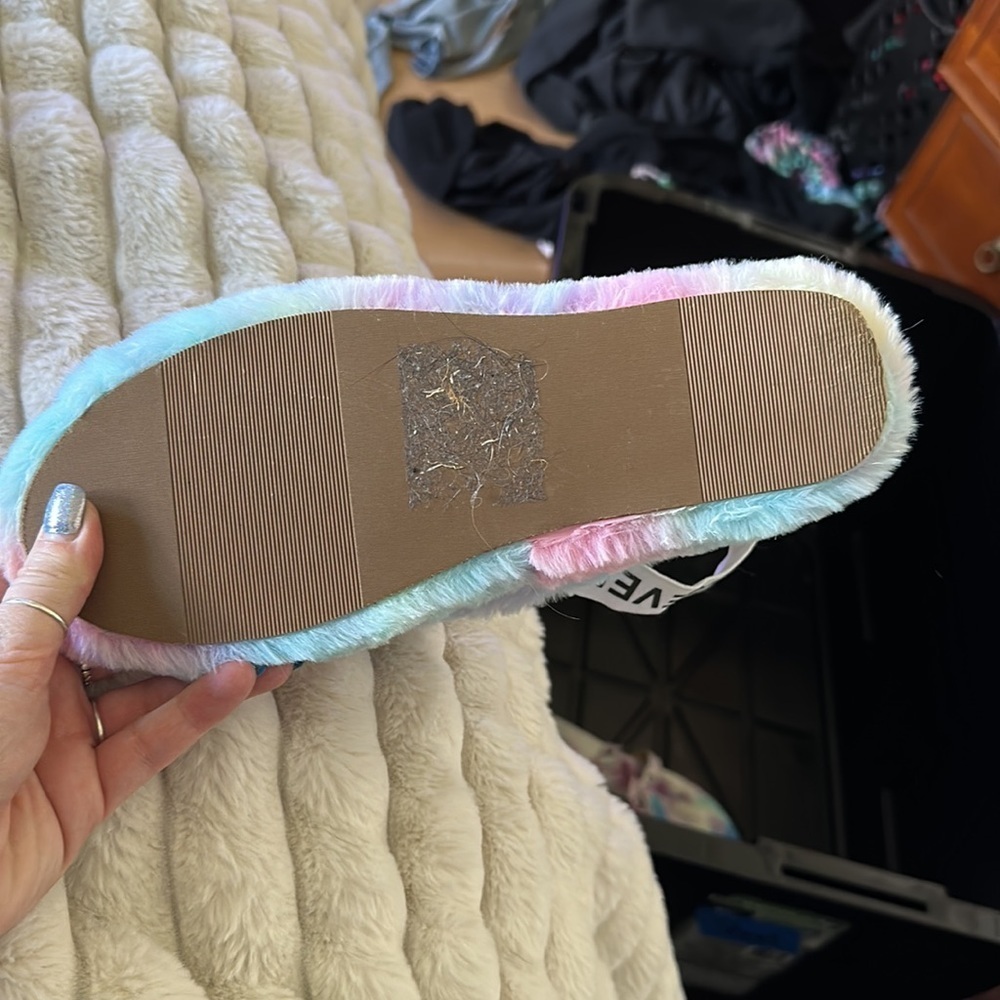 Size 6 1/2 strap fuzzy sandals - Picture 2 of 4